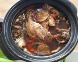 A picture of step 1 of Caramelized Fish in Clay Pot with Boiled Vegetables.