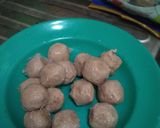 Foto langkah ke 2 dari resep Sup Bakso Enoki.