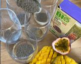 Une image de l'étape 1 de Graines de chia au lait de cajou, à la mangue fraîche et au fruit de la passion.