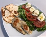 Foto del paso 2 de la receta: Pollo a la plancha con ensalada capresa 🐔🥗