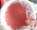 Foto langkah ke 3 dari resep Jaring Laba-Laba Milky Strawberry.