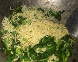 Foto langkah ke 5 dari resep Tumis sawi mie saos asam manis.