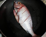 Foto del paso 3 de la receta: Brecas a la plancha con crujiente de ajos y almendras