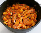Foto del paso 10 de la receta: Tiras de pota en salsa de avellanas con gambas y patatas