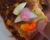 Foto langkah ke 7 dari resep Martabak Telur Kornet Kulit Lumpia Pedas.