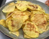 Foto del paso 1 de la receta: Chips caseras con gulas al ajillo y gamba roja 🦐🦐 & vermú de aperitivo 🫒🫒