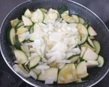 Foto del paso 2 de la receta: Tortilla de calabacín 🥒 y atún 🐟