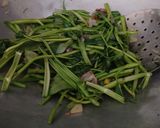 Foto langkah ke 3 dari resep Tumis kangkung.