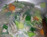 Foto langkah ke 4 dari resep Sop Ayam Ceker.
