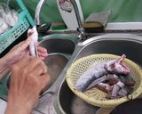 Hình bước làm 1 của món Cá lóc kho tiêu