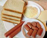Hình bước làm 1 của món Sandwich cuộn xúc xích phô mai