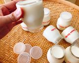 Hình bước làm 2 của món Sữa chua úp ngược