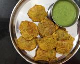 A picture of step 4 of Potato and tomato crispy pakode.