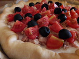 Torta salata philadelphia, tonno, pomodorini e olive