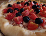 Foto del passaggio 3 della ricetta Torta salata philadelphia, tonno, pomodorini e olive
