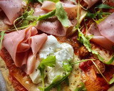 Foto del paso 4 de la receta: Pizza proteica con tomate, burrata y rúcula