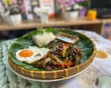 Hình bước làm 5 của món 📣 Thịt bò xào húng quế kiểu Thái 🥩🫑🧅🌿