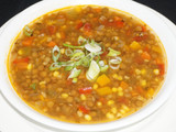 Sopa de lentejas vegana a la jardinera