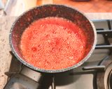 Une image de l'étape 8 de Bavarois aux fraises et coulis de myrtilles.