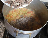 Foto del paso 3 de la receta: Empanada de carne cortada a 🔪 cuchillo