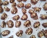 Foto langkah ke 5 dari resep Kurma Coklat Isi Hazelnut #RABUBARU.