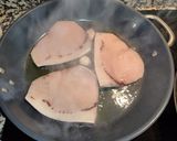 Foto del paso 5 de la receta: Emperador con cebolla caramelizada, champiñones rodajas de tomate con un toque de vino blanco