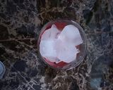 Foto langkah ke 5 dari resep Korean Strawberry Milk.