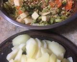 Foto del paso 2 de la receta: Tortilla de brócoli con base de papas, queso y huevo