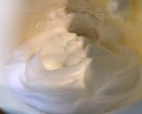 Une image de l'étape 12 de Gâteau de fromage blanc à l ugli et mandarine sur fond biscuité.