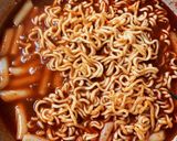 Foto langkah ke 3 dari resep Tteokbokki dengan Gekikara Ramen (Rabokki) Instant.