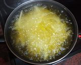 Foto del paso 1 de la receta: Huevos fritos con papas fritas y salchichas