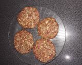 Foto del paso 3 de la receta: Hamburguesas casera al plato con puré de papas y huevos fritos