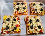 A picture of step 4 of Bread Pizza.