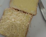 Foto langkah ke 2 dari resep Egg And Cheese Toast.