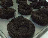 Foto langkah ke 4 dari resep Soes coklat vla strawberry (2 telur).