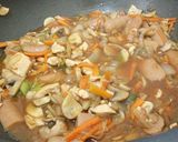 Foto langkah ke 4 dari resep Tumis Ayam, Sosis, Jamur Kancing.
