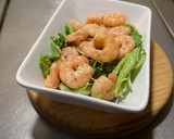 Foto del paso 6 de la receta: Camarones 🍤 marinados con jugo de toronja 🍊 agria con crema servidos con lechuga 🥬 cebolla 🧅 morada