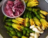 Hình bước làm 1 của món Hoa bí xào thịt bò