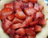 Foto del paso 4 de la receta: Mini tarta de frutillas, dulce de leche y crema 🍓