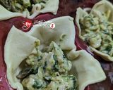 صورة لخطوة 4 من وصفة كب البف باستري بحشوة الدجاج والسبانخ والكريمة🥬