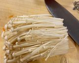 Hình bước làm 1 của món Cà rốt và enoki Xào Shirodashi (Carrot and enoki Stir-fry with Shirodashi)