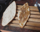 Foto del paso 2 de la receta: Bocadillo de cebolla caramelizada, queso de cabra, tortilla francesa y jamón serrano