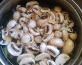 Foto langkah ke 3 dari resep Sayur bening jamur kancing.