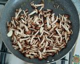 Foto del passaggio 3 della ricetta Risotto alla zucca e funghi pioppini