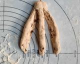 Foto del passaggio 4 della ricetta Treccine alla ricotta e gocce di cioccolato