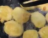 A picture of step 6 of Aloo k pakoray.