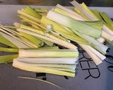 Une image de l'étape 2 de Feuilletés chèvre poireaux, salade de jeunes pousses.
