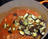 Foto del paso 6 de la receta Pollo en salsa de tomate aromático con hierbas y alcaparras