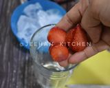 Foto langkah ke 2 dari resep Strawberry Mojito.
