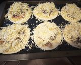 Foto del paso 2 de la receta: Mini Pizzas sin Salsa 😁